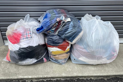 石巻市で大量の衣類・古着の処分でお困りではりませんか？石巻で洋服・スーツ・背広・着物の処分回収・廃棄・リサイクルは格安処分回収の便利屋フォーカスにお任せ下さい。宮城県石巻市、女川町、東松島市にて故人の衣類処分、引っ越し時の洋服処分、リサイクルショップ買取不可の古着処分など承ります。「衣類の処分方法が分からない」「ゴミ袋にまとまた亡くなった人の衣類回収して欲しい」「ぬいぐるみも一緒に引き取って欲しい」などお悩み無料相談受付中。電話見積無料。