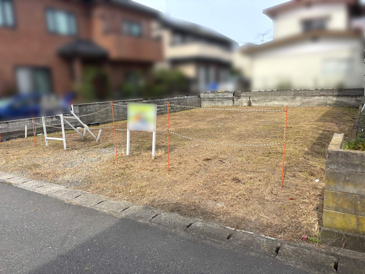 石巻市の石巻駅前エリアにある175㎡の売地で草刈りと刈草回収を行った作業完了後の様子