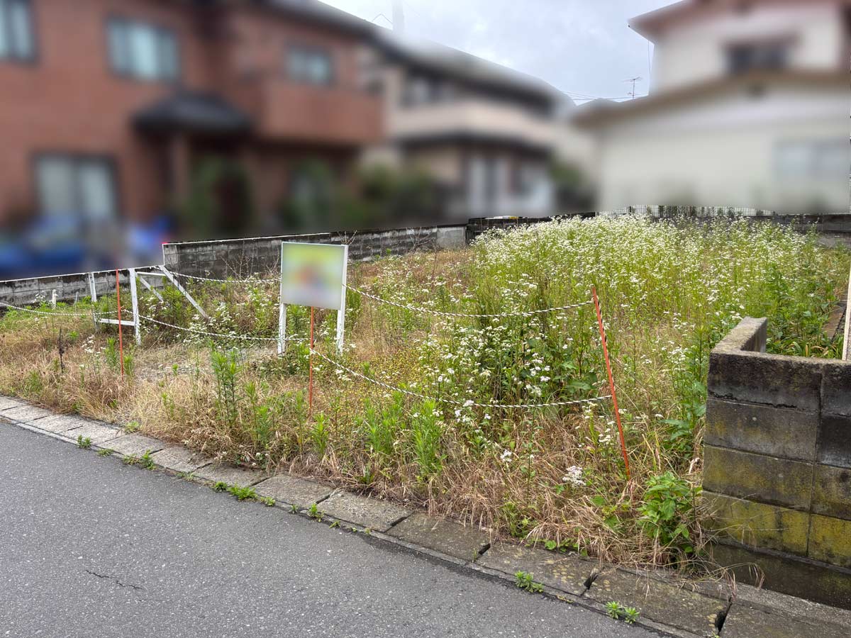 石巻市の石巻駅前エリアにある175㎡の売地で雑草が成長した草刈り作業前の様子