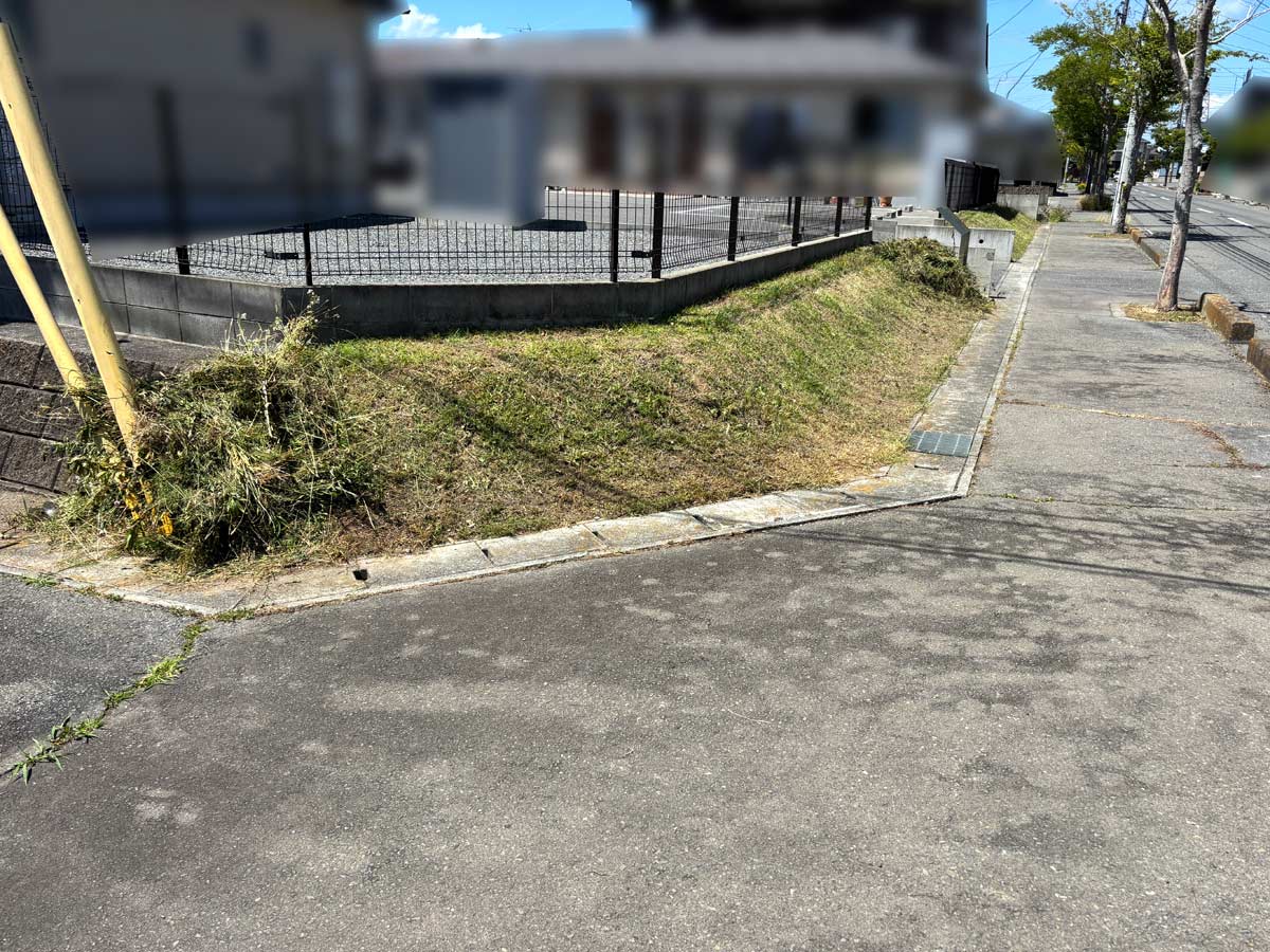 石巻市須江地区の貸家、歩道植栽帯に雑草が伸びた施工後の様子