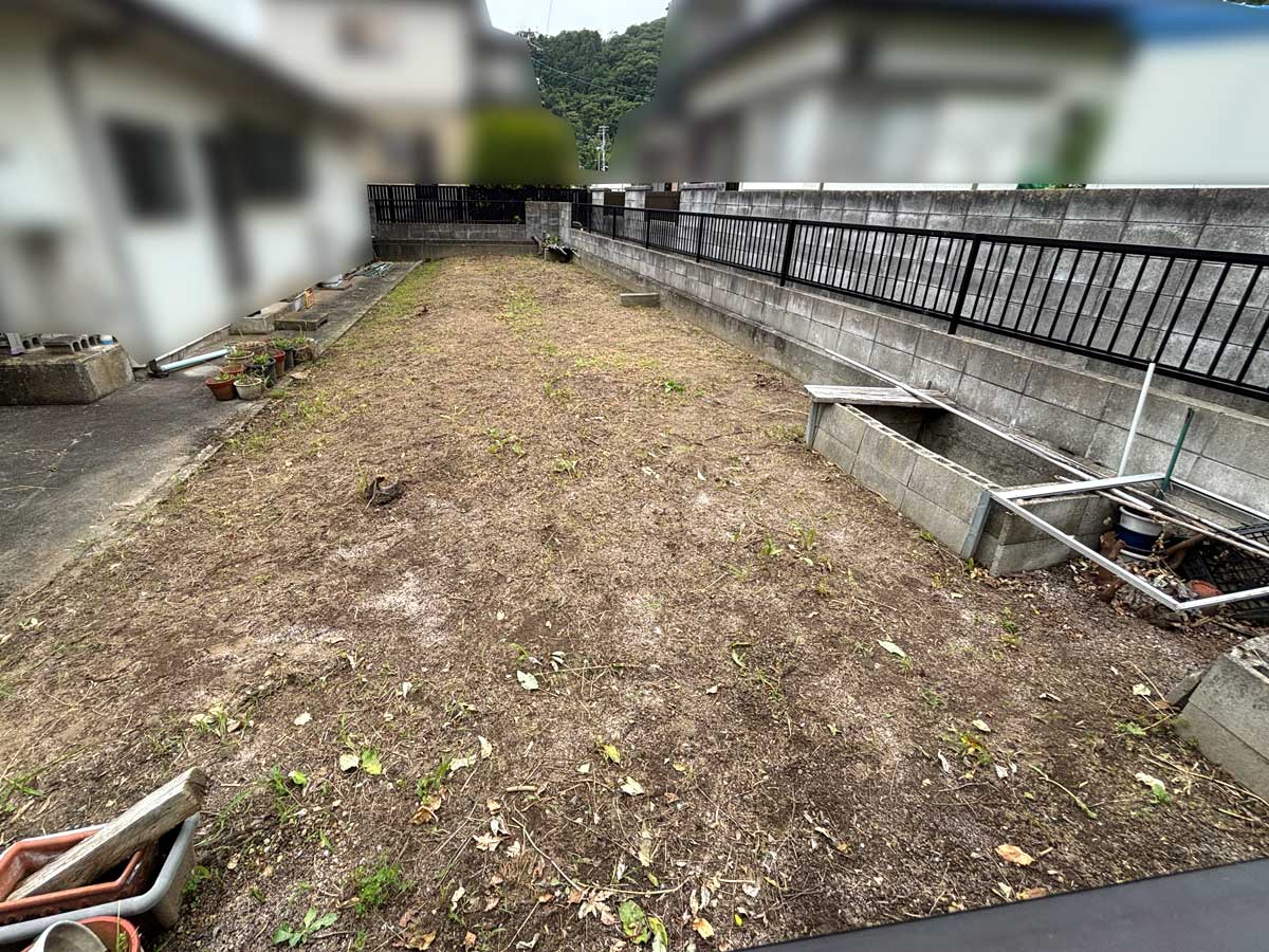 石巻市湊地区の空き家裏の元畑で草刈りを行った後の様子