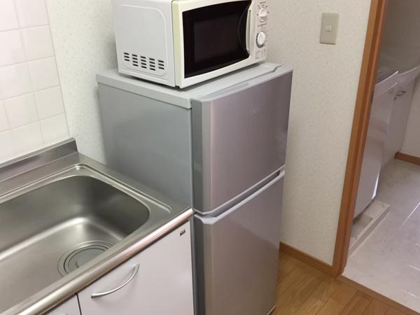 石巻便利屋フォーカスの買い物同行事例紹介写真(リサイクルショップで購入した冷蔵庫と電子レンジ設置完了)