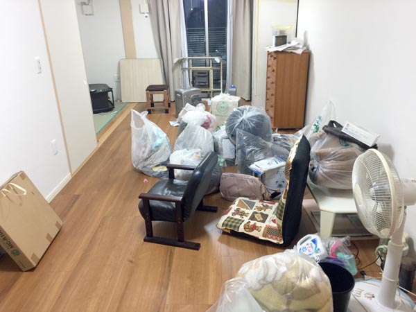 石巻市門脇地区で復興住宅（1LDK）の遺品整理作業前の室内。遺品整理と一緒にエアコン取り外し工事、キッチンIHコンロ用コンセントを200Vから100Vへの現状回復工事、退去時ハウスクリーニングもご依頼頂きました。石巻市内で1K～2DKくらいの小規模の遺品整理・遺品処分業者をお探しなら便利屋フォーカスにお任せ下さい。