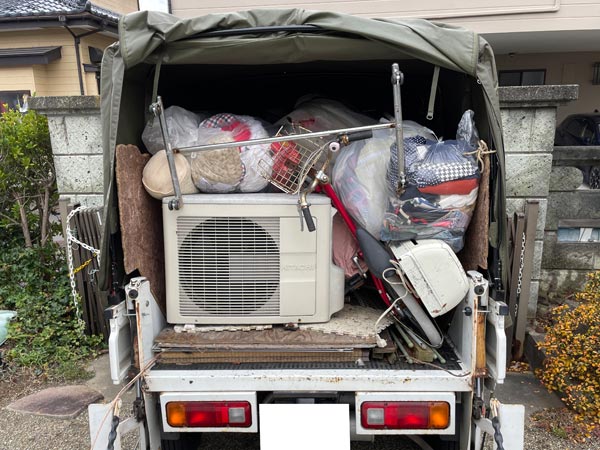 石巻市開北地区の一軒家で遺品処分作業を行いました。ご主人様の遺品の衣類・洋服をはじめ、家庭用壁掛けエアコン,寝具,自転車,着物,帯,靴,カラーボックス,ハンガーラックなどの不用品を搬出して軽トラック荷台に積み込み作業を行いました。