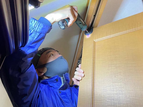 便利屋フォーカスの作業事例（石巻市渡波地区のお客様からクローゼット扉の撤去のご依頼を頂き作業員2名で折り戸6枚を取り外しを行いました）