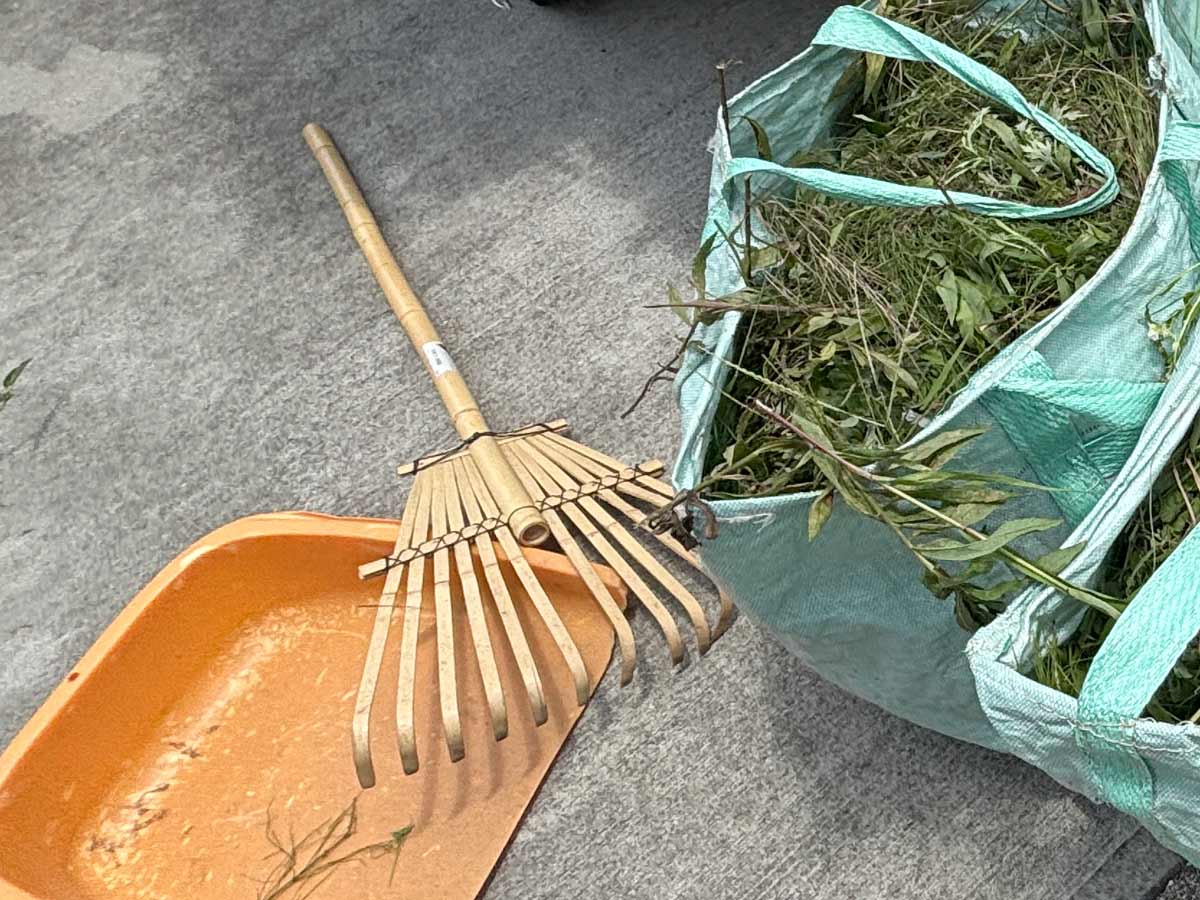 石巻市渡波地区のお庭草刈り作業中、刈り取った雑草を集めるために使用した竹製の鬼熊手とてみ、集草バッグ