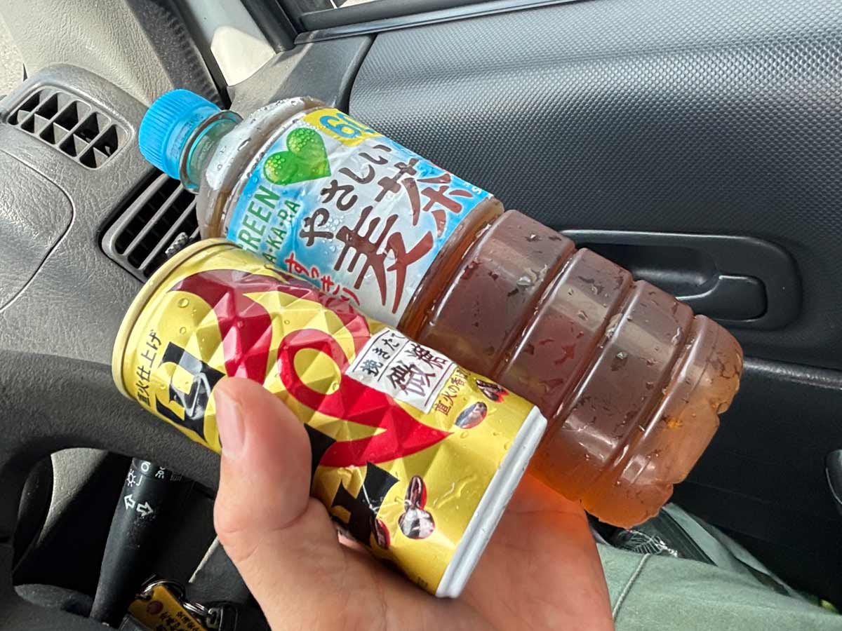 石巻市渡波地区のお庭草刈り作業中、お客様からいただいた缶コーヒーと麦茶の差し入れ